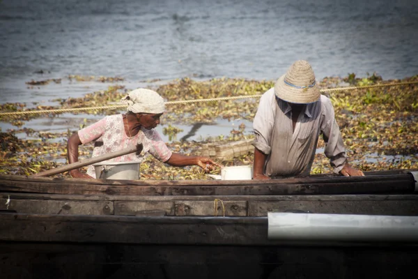 Pescadores en barco de madera —  Fotos de Stock