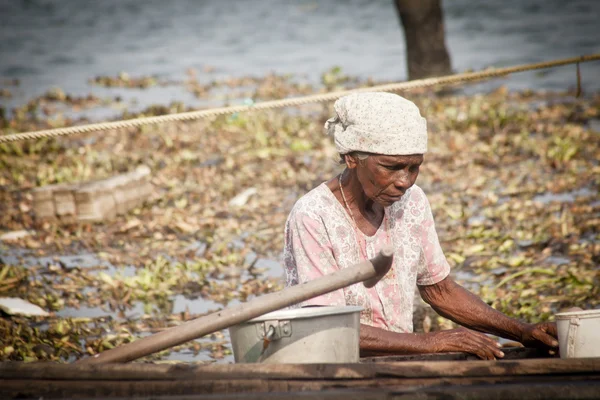Femme de pêcheur pêche en bateau en bois — Photo