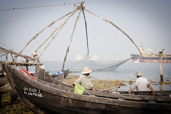 Fishermen operate Chinese fishing net based — Stock Photo, Image