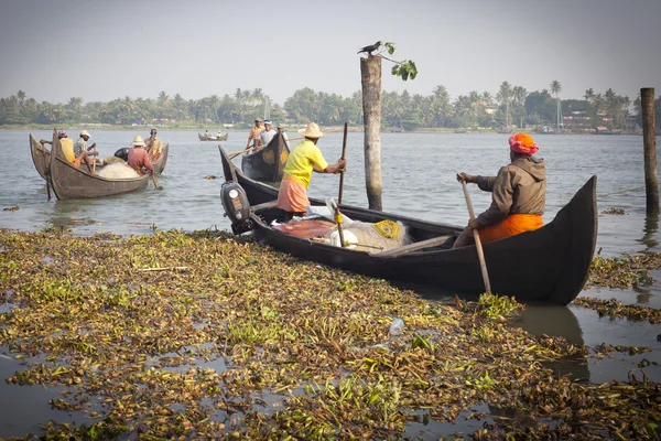 Fishermens visserij in hun houten boten — Stockfoto