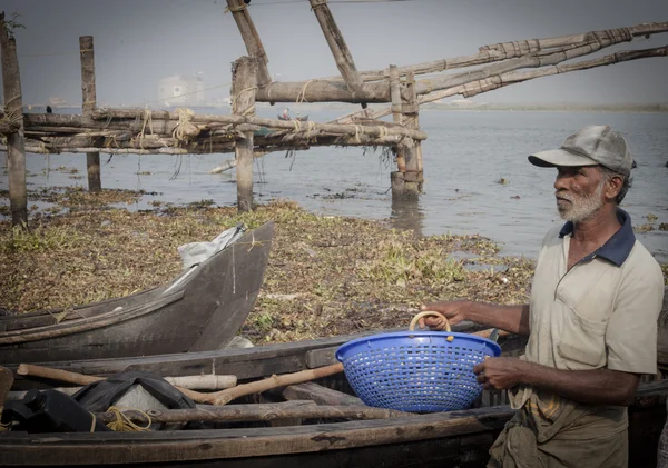 Pescadores pescando en sus botes de madera —  Fotos de Stock