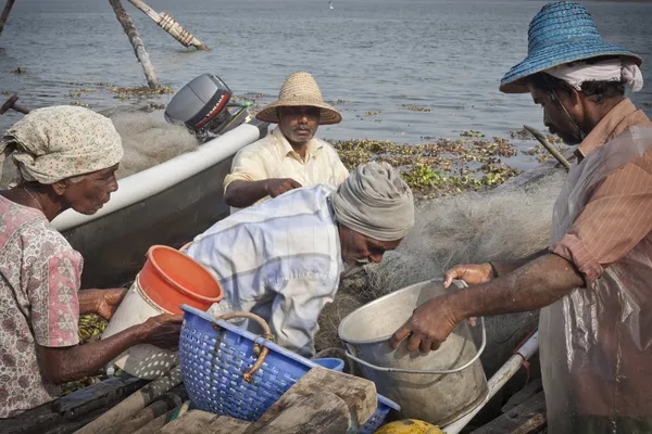 Fishermens fishing in their wooden boats — Stock Photo, Image