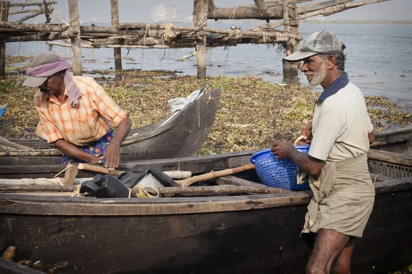 Pescadores pescando en sus botes de madera —  Fotos de Stock