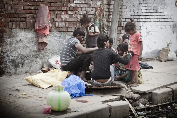 Бедная индийская семья — стоковое фото