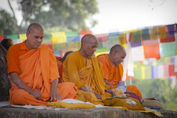 Peregrinos visitam o local de nascimento de Buda — Fotografia de Stock