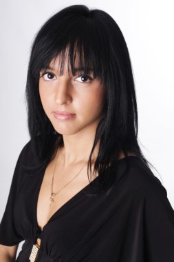 gülümseyen kadın siyah saçlı