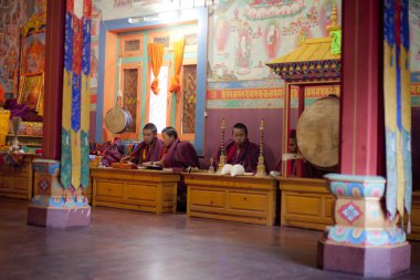 Tanımlanamayan Budist rahipler bodhnath manastırda dua ediyoruz