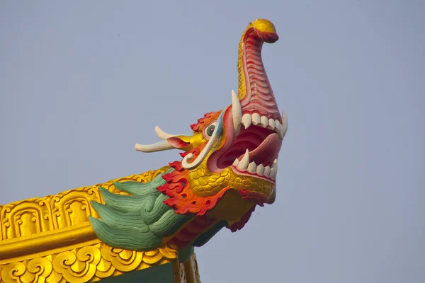 Sierlijke dak van chinese tempel — Stockfoto