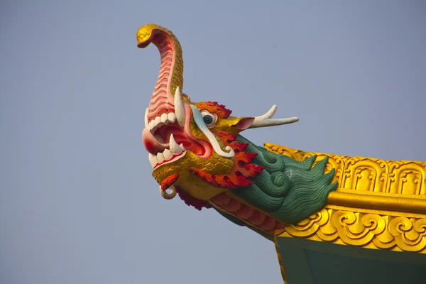 Ornate rooftop of Chinese temple — Stock Photo, Image