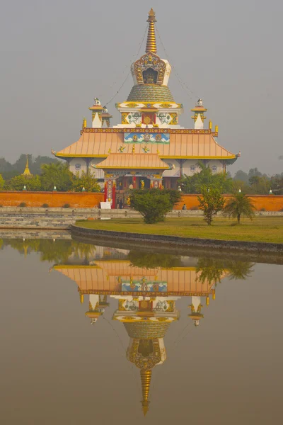 Vue sur le temple avec eau — Photo