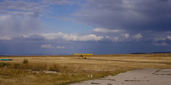 Mall flygplan väntar på fältet — Stockfoto