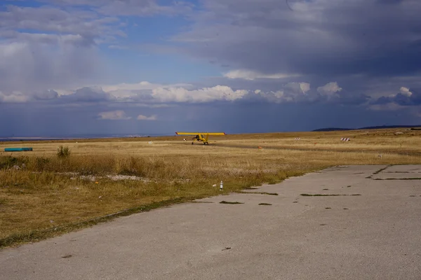 Avion de centre commercial en attente sur le terrain — Photo