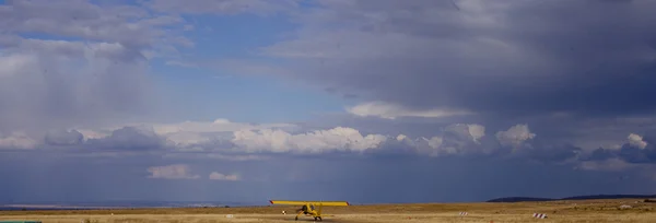 フィールドで待機しているモール飛行機 — ストック写真