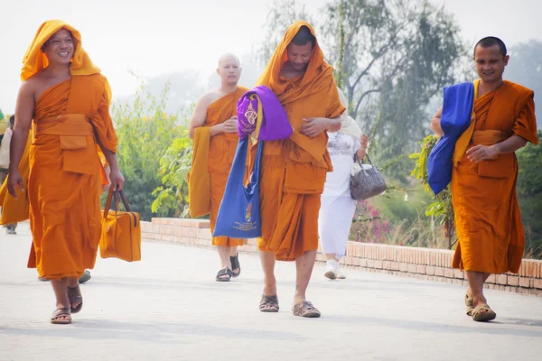 Pilgrimer besök födelseplatsen för buddha — Stockfoto