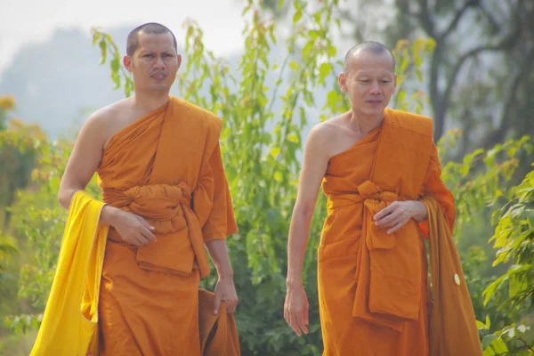 I pellegrini visitano il luogo di nascita di Buddha — Foto Stock