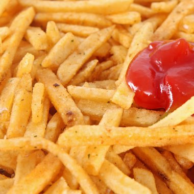 Kızarmış patates ve ketçap.
