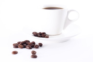 Kahve fincanı ve kahve çekirdeği.