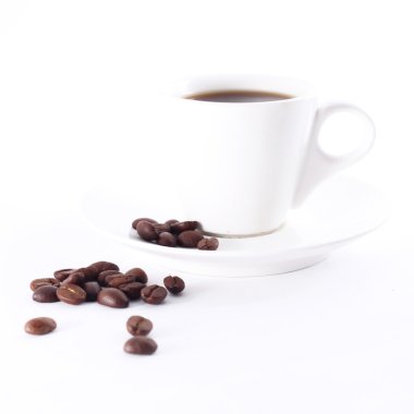 Kahve fincanı ve kahve çekirdeği.