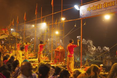 Hindu rahiplerin dini ganga aarti ayin (yangın puja gerçekleştirir)