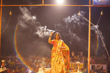 Hindu rahiplerin dini ganga aarti ayin (yangın puja gerçekleştirir)