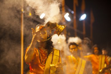 Hindu rahiplerin dini ganga aarti ayin (yangın puja gerçekleştirir)