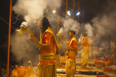 Hindu rahiplerin dini ganga aarti ayin (yangın puja gerçekleştirir)