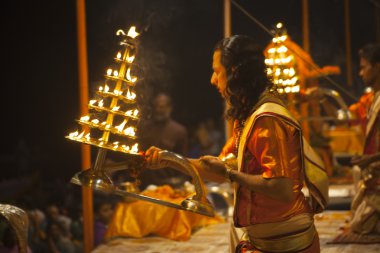 Hindu rahiplerin dini ganga aarti ayin (yangın puja gerçekleştirir)
