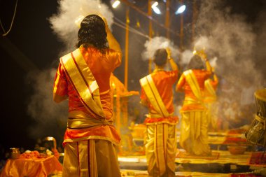 Hindu rahiplerin dini ganga aarti ayin (yangın puja gerçekleştirir)
