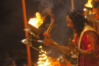 Hindu rahiplerin dini ganga aarti ayin (yangın puja gerçekleştirir)