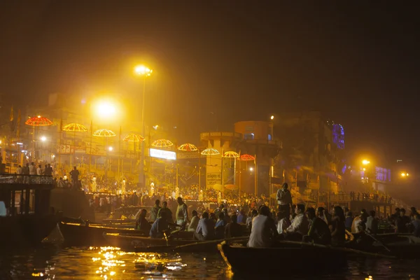 Hindu people watching religious Ganga Aarti ritual — Stock Photo, Image