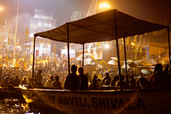 Gente indù che osserva il rituale religioso del Ganga Aarti — Foto Stock