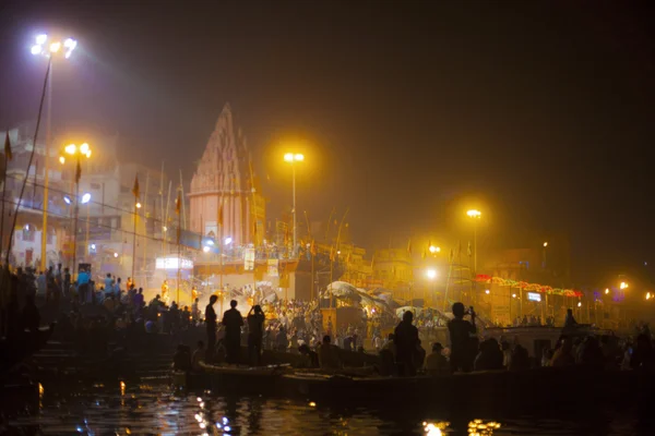 Hindu beobachten religiöses Ganga-Aarti-Ritual — Stockfoto