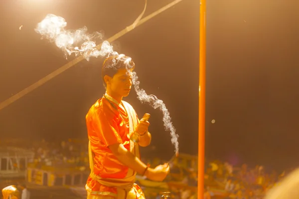 Hindu priests performs religious Ganga Aarti ritual (fire puja) — Stock Photo, Image