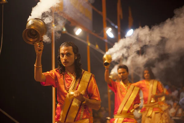 Индуистские священники проводят религиозный ритуал Ганга Аарти (огненная пуджа) ) — стоковое фото