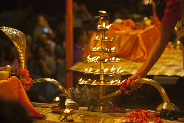 Ритуал Ганга Аарти (огненная пуджа) ) — стоковое фото