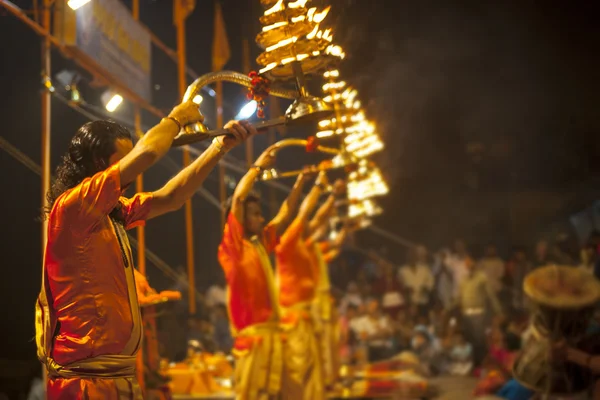 Sacerdotes hindus executam rituais religiosos de Ganga Aarti (puja de fogo ) — Fotografia de Stock