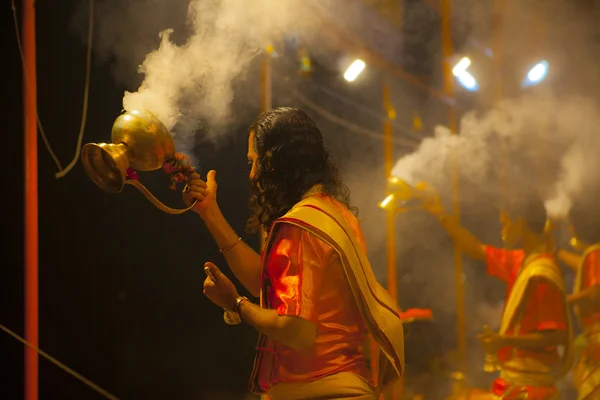 Sacerdotes hindus executam rituais religiosos de Ganga Aarti (puja de fogo ) — Fotografia de Stock