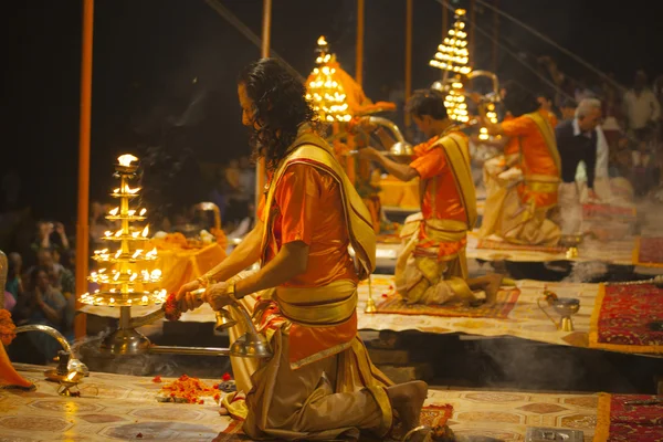 Hindu priests performs religious Ganga Aarti ritual (fire puja) — Stock Photo, Image