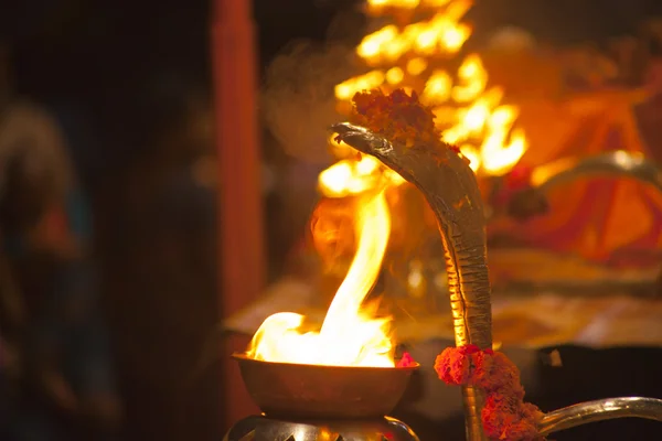 Ganga Aarti ritual (puja fogo ) — Fotografia de Stock