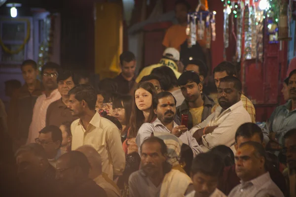 Hindu people watching religious Ganga Aarti ritual — Stock Photo, Image