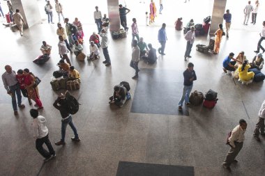 bir Yeni Delhi tren istasyonunda platformlar