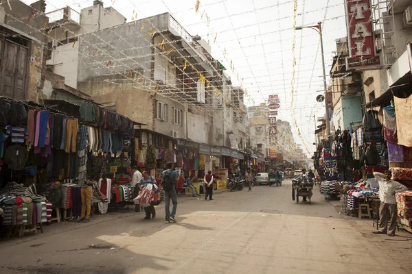 Kalabalık Caddesi ana ın Bazaarı veya paharganj göster — Stok fotoğraf