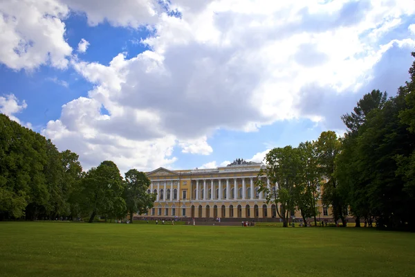 Oude klassieke gebouw in petersburg — Stockfoto