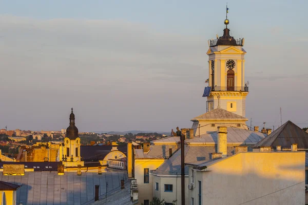 Torre do relógio na cidade de Chernivtsi — Fotografia de Stock