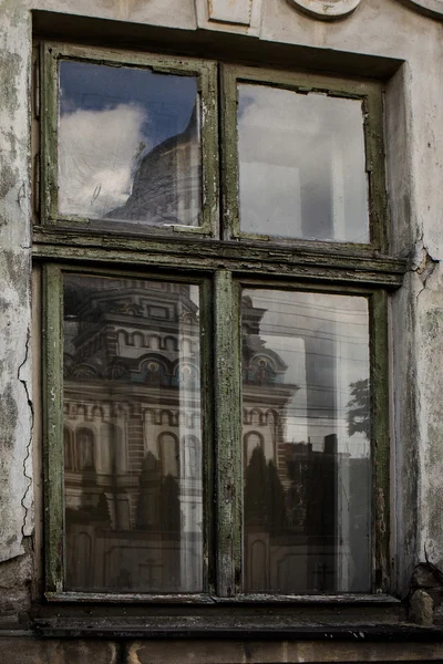 Staré okno starobylého domu — Stock fotografie