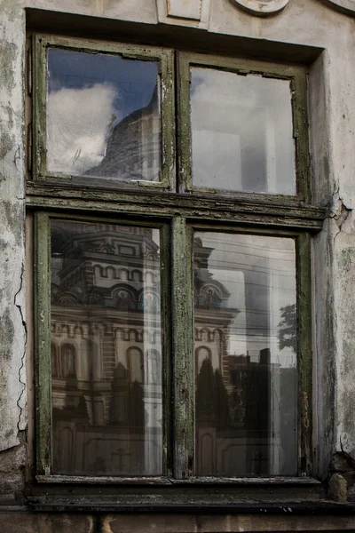 Vecchia finestra dell'antica casa — Foto Stock