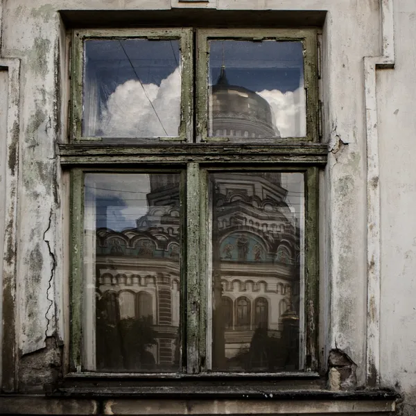 Старе вікно старовинного будинку — стокове фото