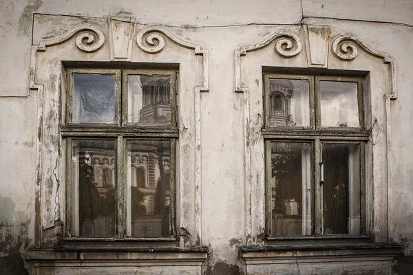 Old windows of the ancient house — Stock Photo, Image