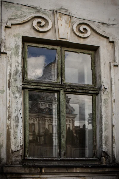 Staré okno starobylého domu — Stock fotografie