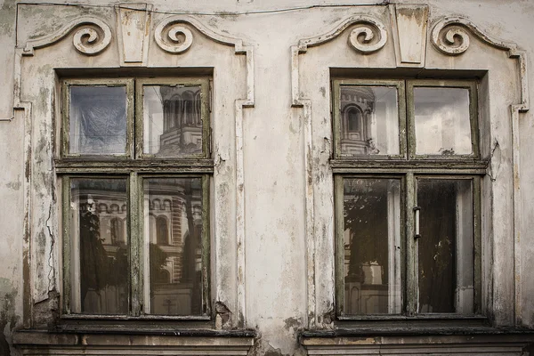 Gamla fönster av det gamla huset — Stockfoto